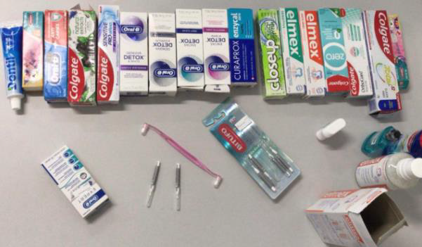 EXPOSIÇÃO COM EXPLICAÇÃO DE PRODUTOS DE HIGIENE BUCAL